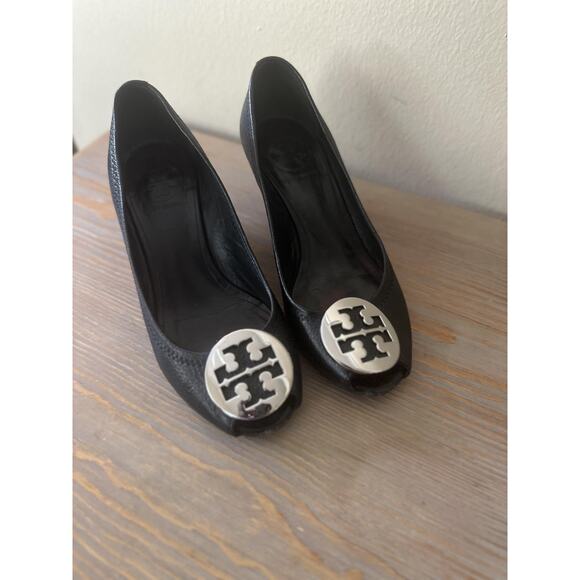 Tory Burch Wedge Shoes Womens 6 Black Pebbled Leather Peep Toe Logo Medallion - Picture 3 of 10